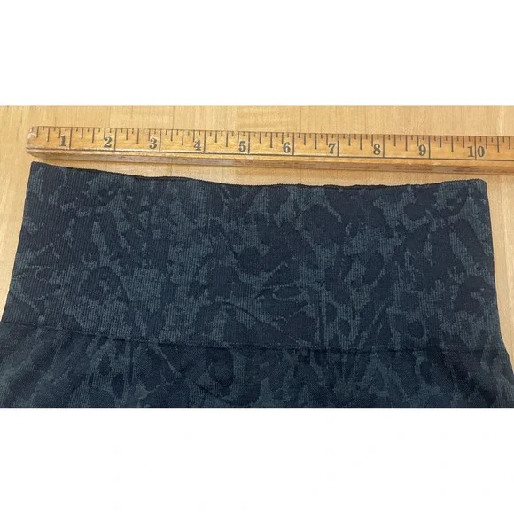 Gymshark 23" Floral Texture Design Butt Scrunch Leggings Black XS - Picture 3 of 7